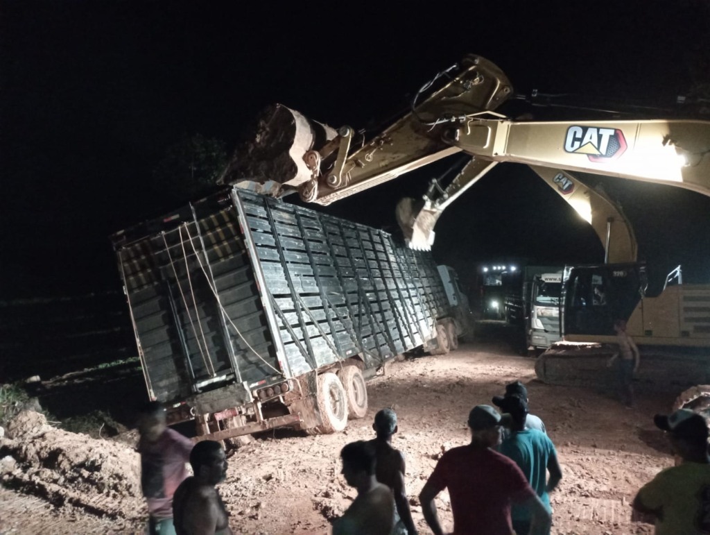 Atoleiro na MT-170 produtores e caminhoneiros se mobilzam para desatolar caminhão boadeiro