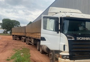 carreta com 50 toneladas de soja é recuperada pela pmmt