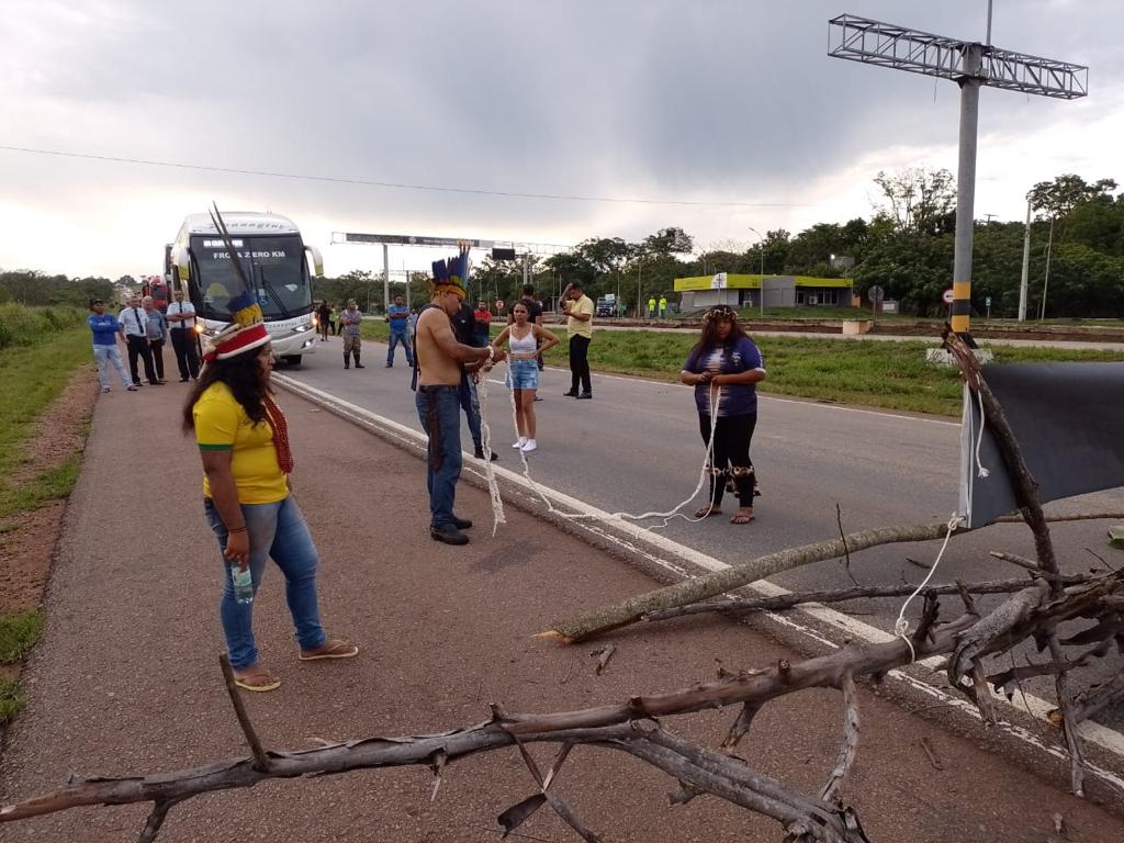 Indígenas das etnias Parecis, Bakairy e Umutina bloqueiam BR-364 em Campo Verde Mato Grosso